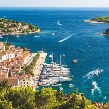 Picnic at a beautiful beach in Croatia - worldtourmanagement.com