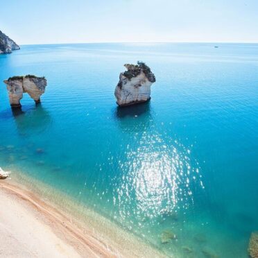 Picnic at a beautiful beach in Croatia - worldtourmanagement.com